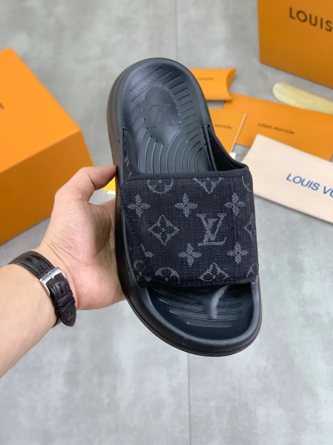 Men's shoes 💰P320💰【New style】🆘 Original quality 【LOUIS VUITTON】The popular Louis Vuitton LV men's slippers on the official website are on sale simultaneously! Original fabric imported from Italy. Original bottom provided by the original factory. Number of yards: 38-44 (customized to 45). Multiple colors to choose from. Fully packaged drawer box.
